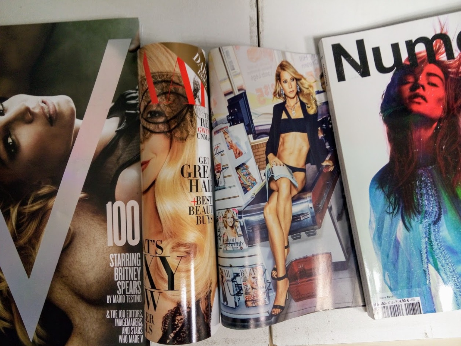 Gwyneth reading magazine.1