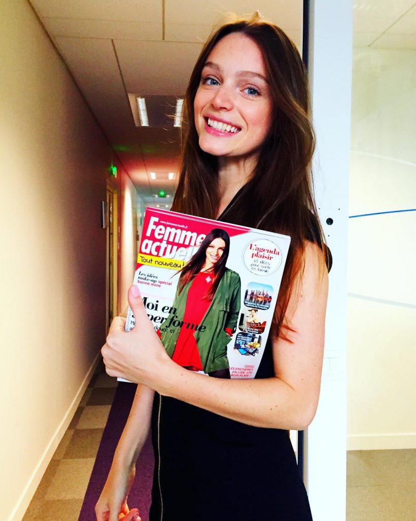 Katya Pushkina holding a femme actuelle magazine