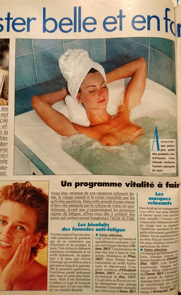 Une femme nue dans une baignoire à remous dans Femme Actuelle